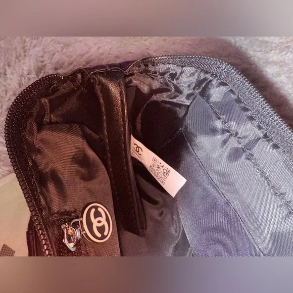 CHANEL Black Zippered Pouch - Picture 6 of 7